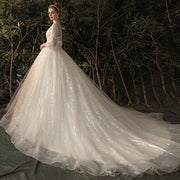Luxuriöses, mit Pailletten verziertes Brautkleid mit V-Ausschnitt