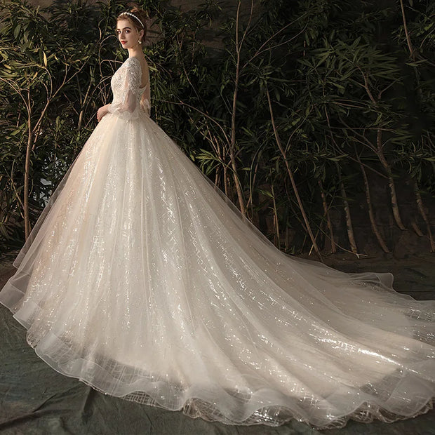 Luxuriöses, mit Pailletten verziertes Brautkleid mit V-Ausschnitt