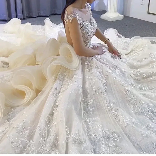 Luxuriöses, ärmelloses, glitzerndes Hochzeitskleid mit langer Schleppe