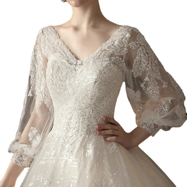 Luxuriöses, mit Pailletten verziertes Brautkleid mit V-Ausschnitt