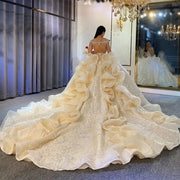 Luxuriöses, ärmelloses, glitzerndes Hochzeitskleid mit langer Schleppe