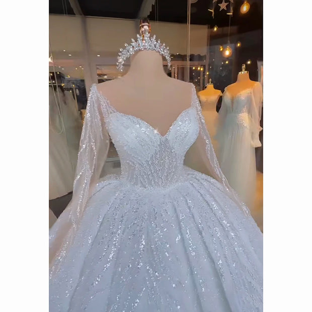 Luxuriöses schulterfreies Hochzeitskleid mit weißen Pailletten