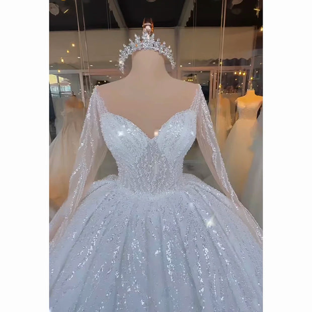 Luxuriöses schulterfreies Hochzeitskleid mit weißen Pailletten