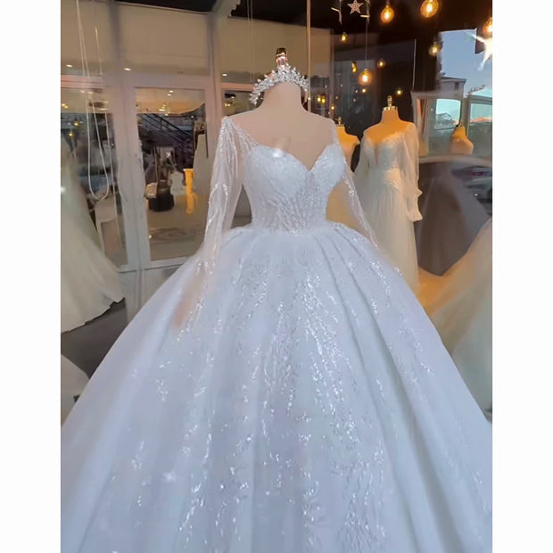 Luxuriöses schulterfreies Hochzeitskleid mit weißen Pailletten