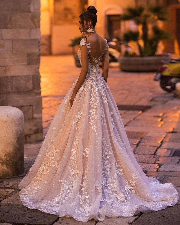 Schulterfreies, rückenfreies Brautkleid mit Spitzenapplikationen