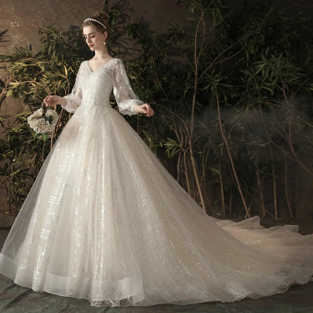 Luxuriöses, mit Pailletten verziertes Brautkleid mit V-Ausschnitt