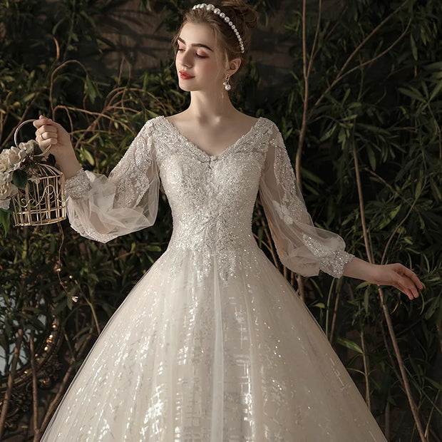 Luxuriöses, mit Pailletten verziertes Brautkleid mit V-Ausschnitt